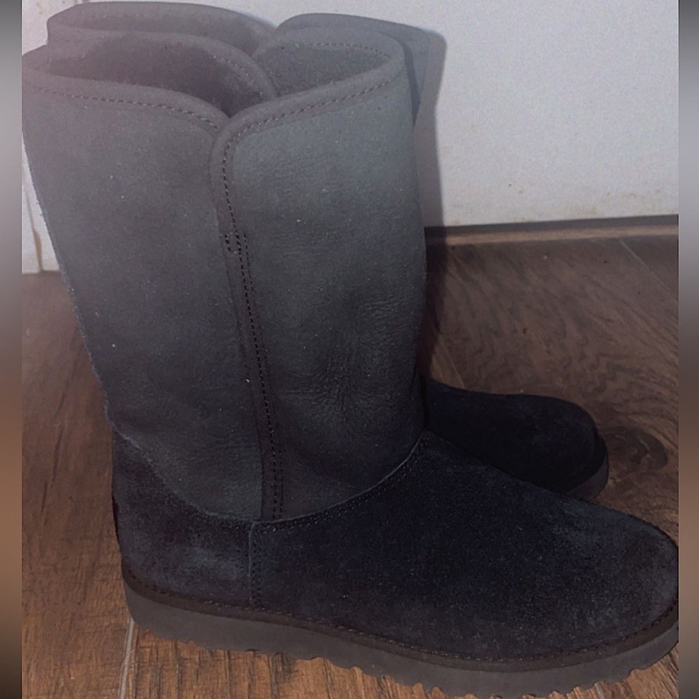 Women’s size 5 UGG plush fit boots.